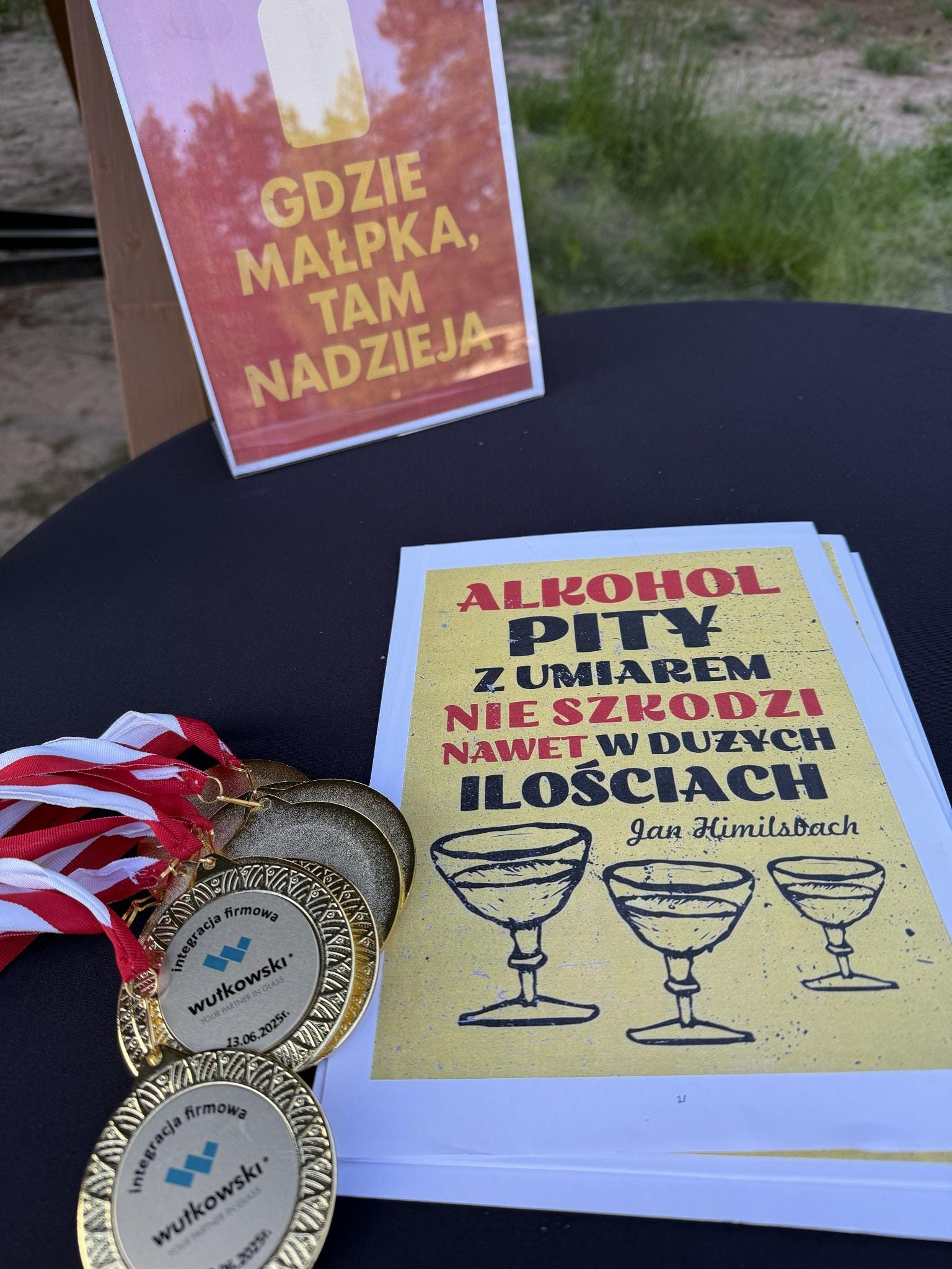 Tabliczki i medale przygotowane na finał Alko Misji