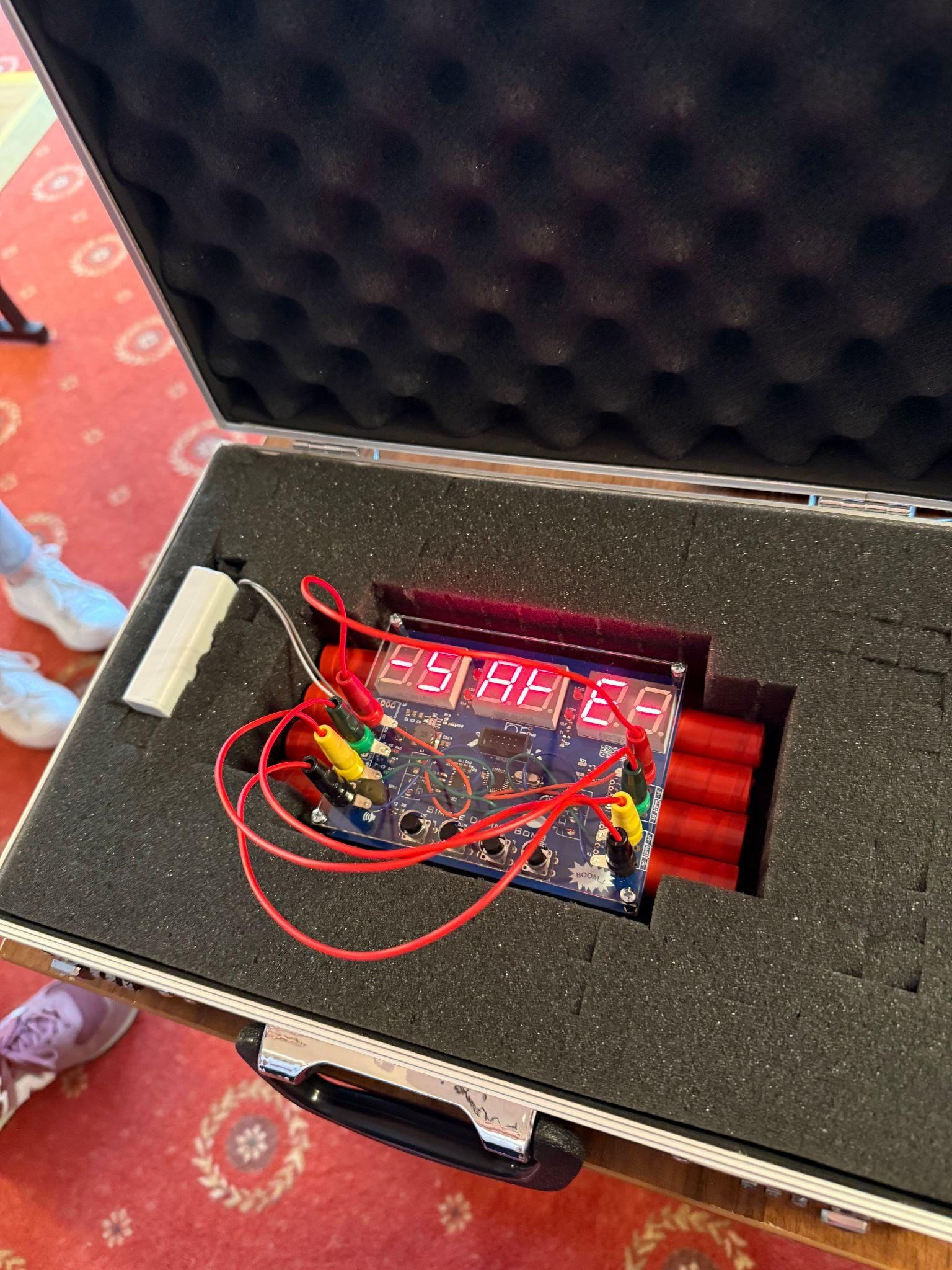 Rekwizyt bomby w walizce – element scenariusza Bomba w kasynie