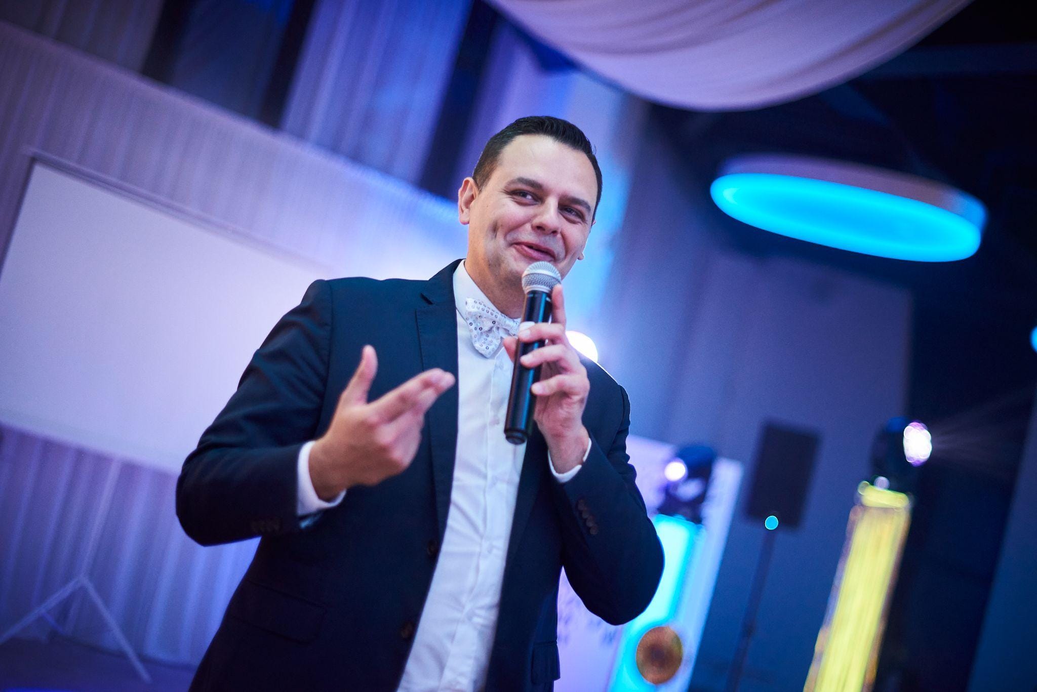 Jedni z dziesięciu - teleturniej Prowadzący teleturniej firmowy z pytaniami o firmę