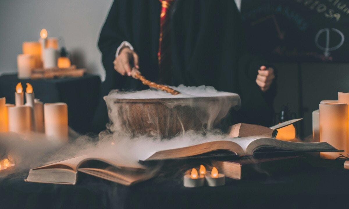 Dymiący kocioł i księgi zaklęć na stanowisku Magic Box
