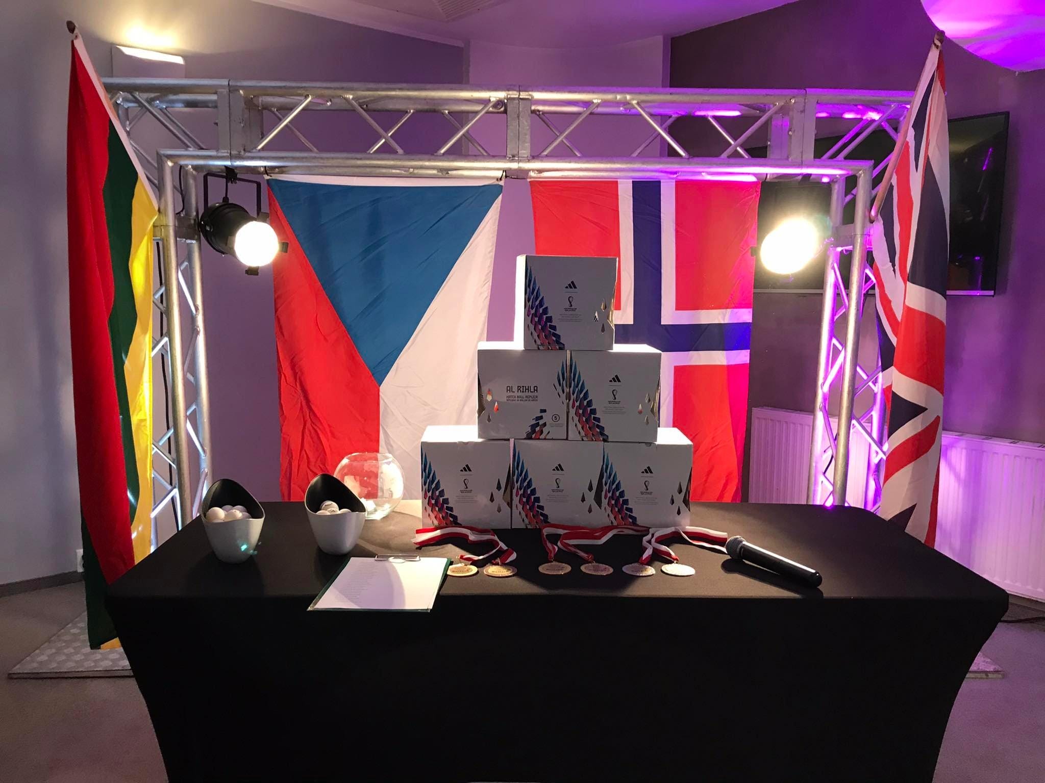 Medale i puchary przygotowane na finał turnieju Table Soccer Cup