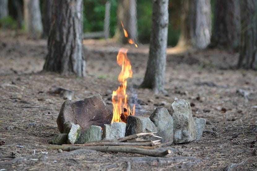 Ognisko rozpalone podczas zadania survivalowego