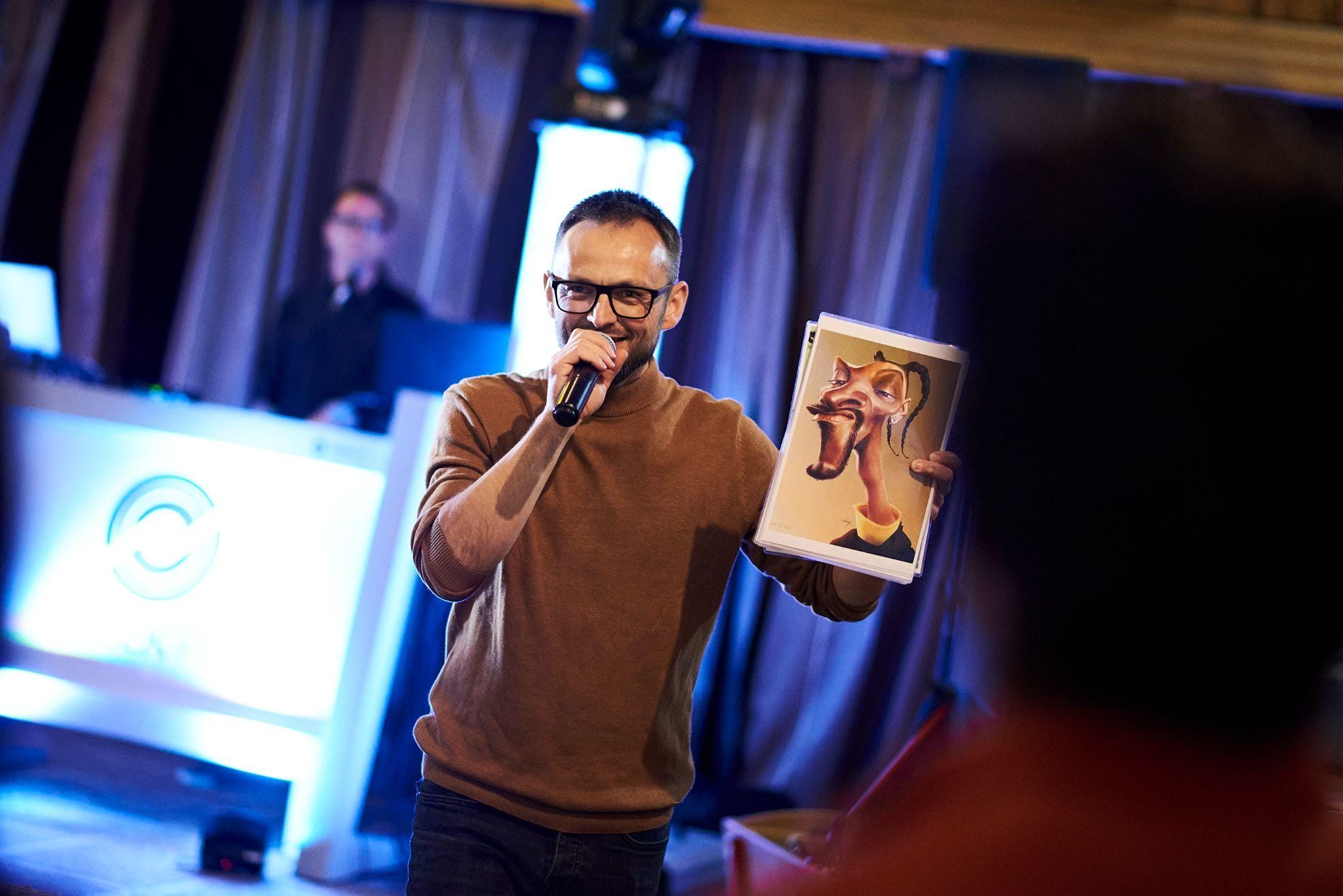 Wiesz czy strzelasz - quiz show Prowadzący quiz show prezentuje odpowiedź uczestnikom eventu firmowego