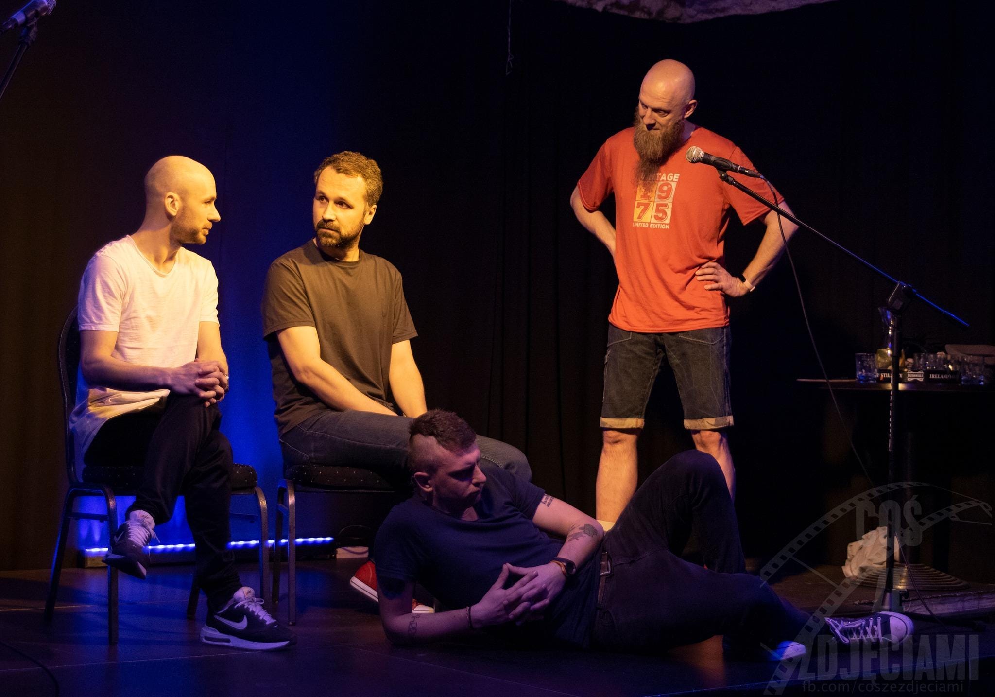 Zespół odgrywa improwizowaną scenę filmową na scenie